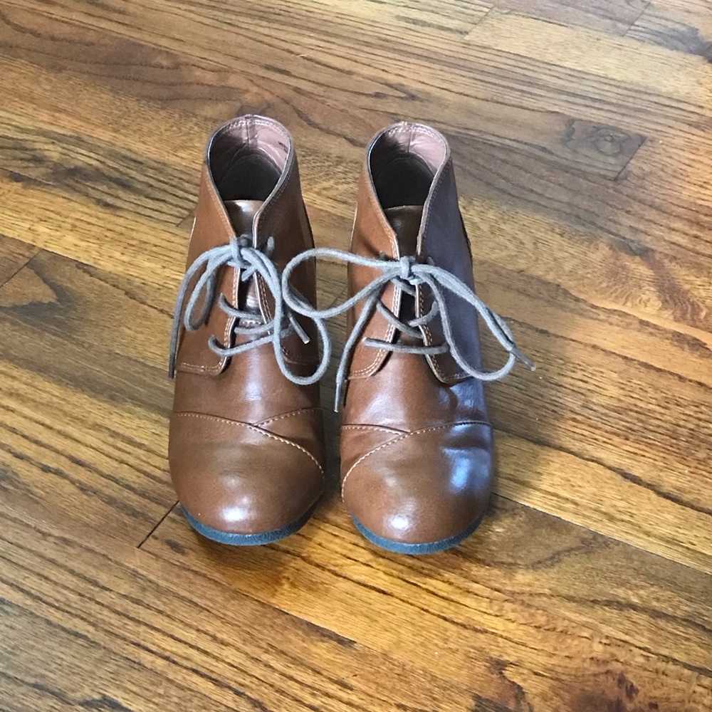 Soda Brown Boots Booties Shoes
Small Heal Lace Up 
Girls Size 9
Smoke Free Home